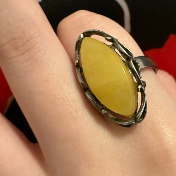 Large Amber Yellow Natural Ring with Vintage-Inspired Design - Picture 4 of 6